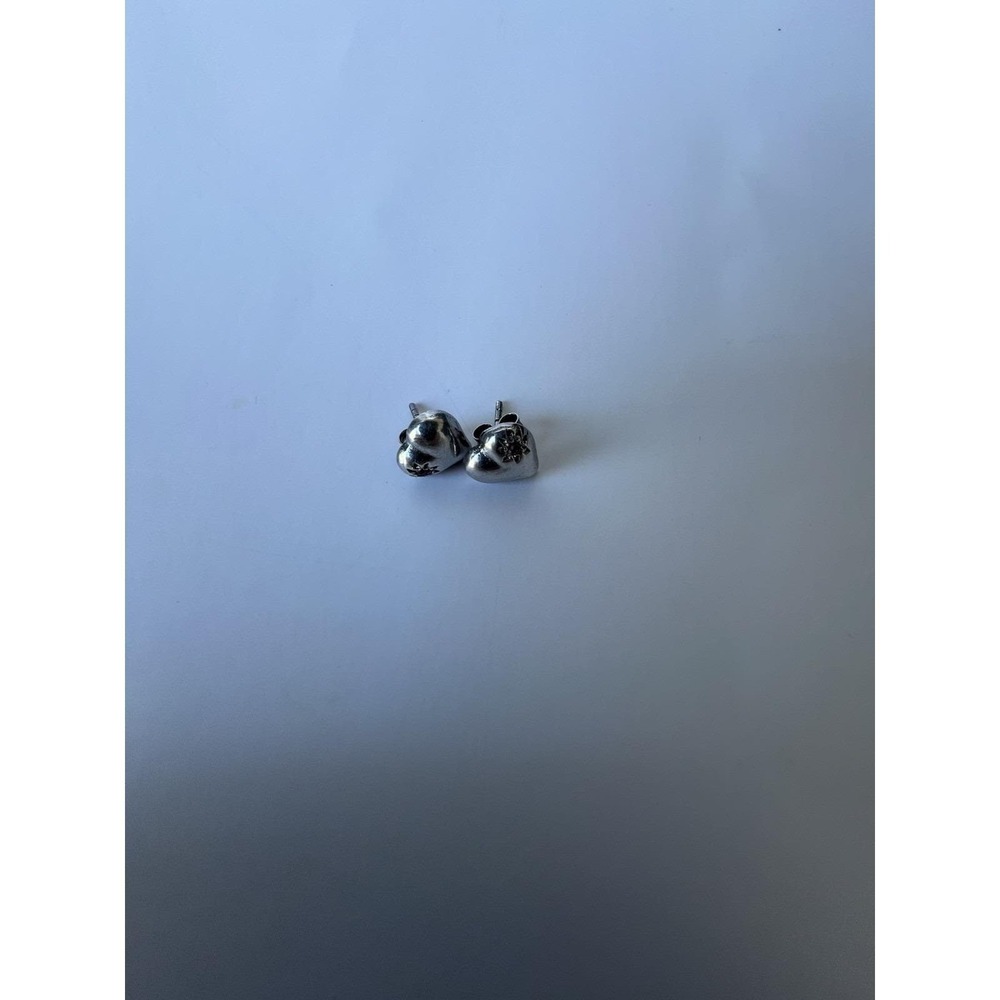 Silver heart shaped earrings with pattern